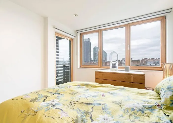 1 Bedroom Penthouse Flat In East London