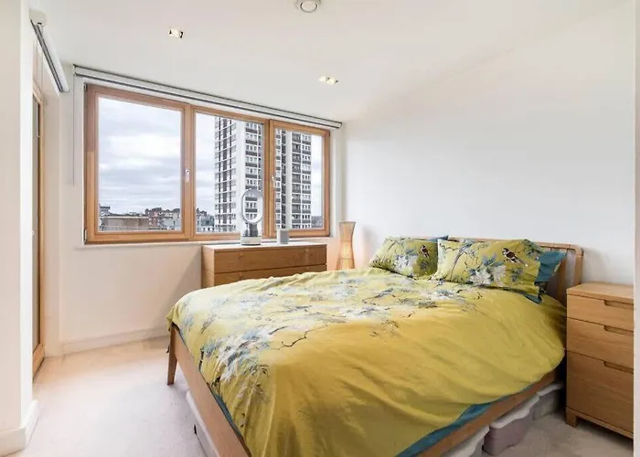 1 Bedroom Penthouse Flat In East London