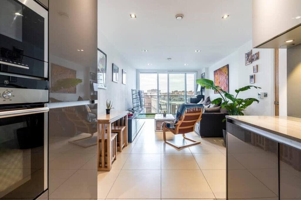 1 Bedroom Penthouse Flat In East Appartement Londres