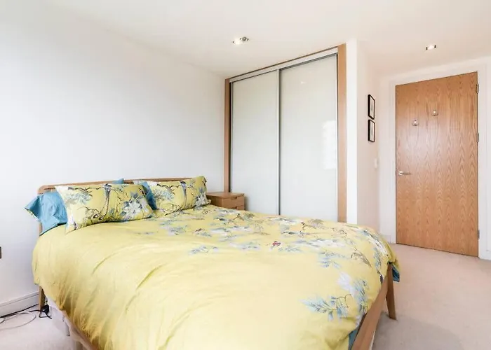1 Bedroom Penthouse Flat In East London